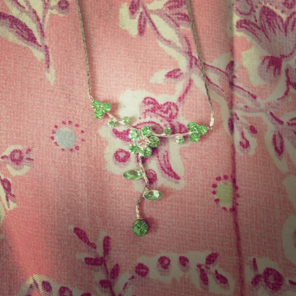 Silver beautiful flower&vine rhinestone necklace - Picture 1 of 4