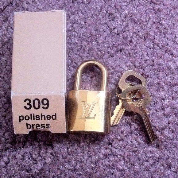 100% AUTHENTIC LOUIS VUITTON LOCK & KEY #309
