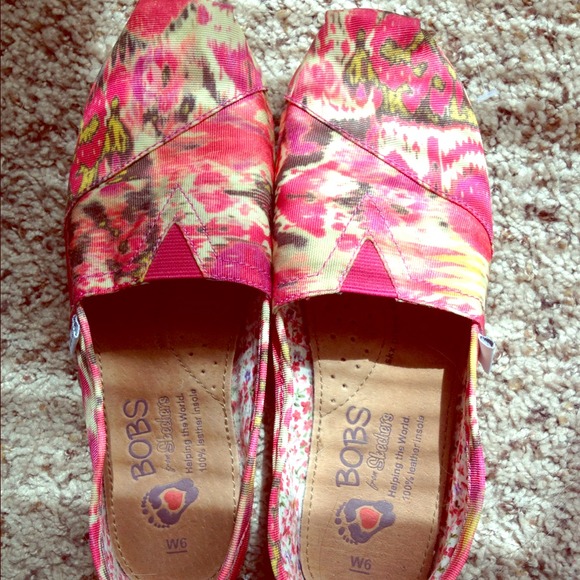 Super cute trendy bobs! Size 6