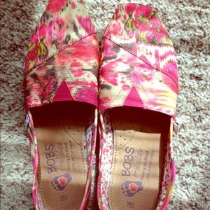 Super cute trendy bobs! Size 6