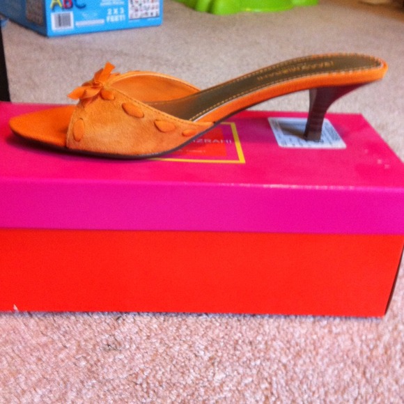 Sold in bundle! Isaac Mizrahi kitten heels-orange - Picture 3 of 4