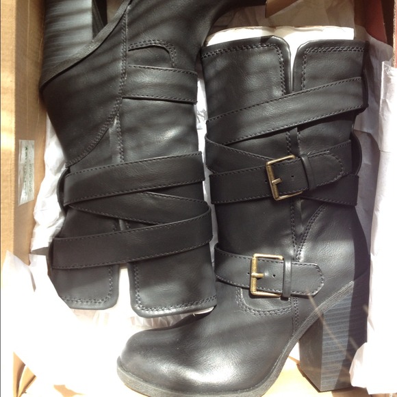 NWT and box cute black boots