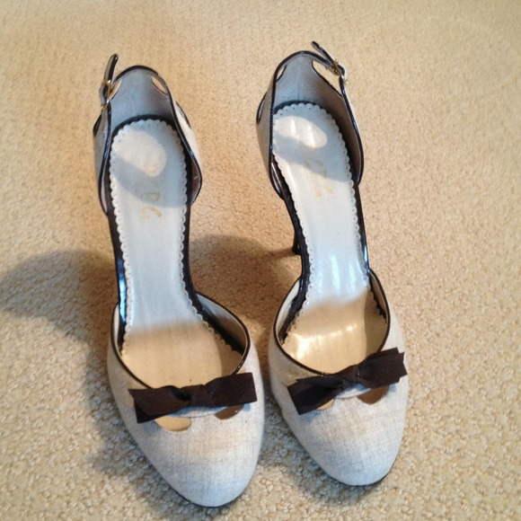 ⭐Girly Girl host pick 👠 BCBG linen bowtie heels