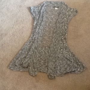 Sleeveless sweater-lightweight
