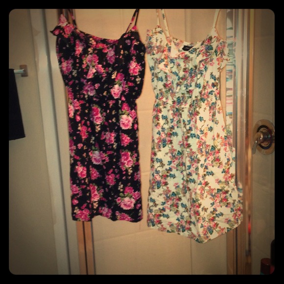 **SOLD**  Cute Summer dresses Bundle 🌞💐