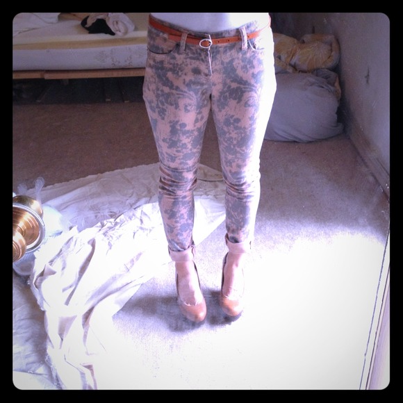 Urban Outfitters Denim - 🎉sale!🎉 Pink and Blue Wallpaper Skinnies!