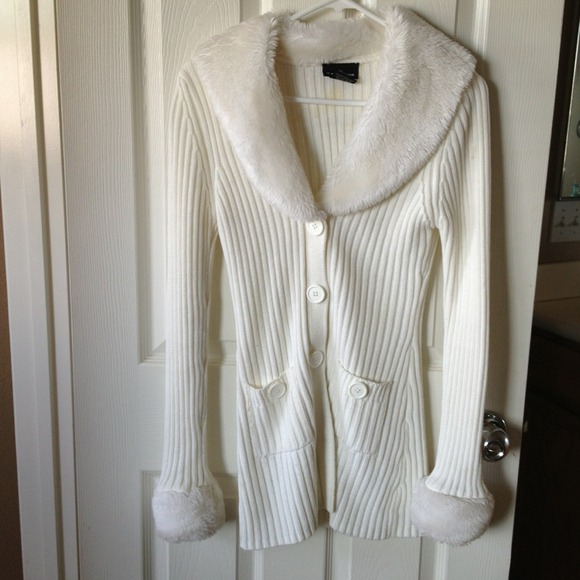 ✨Reduced✨White sweater with fur on top & sleeves