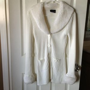 ✨Reduced✨White sweater with fur on top & sleeves