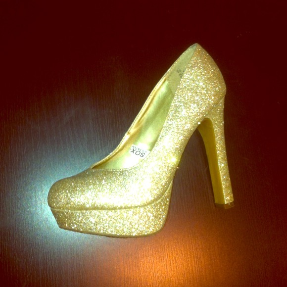 🚫SOLD 🚫Sparkly gold heels! - Picture 1 of 1