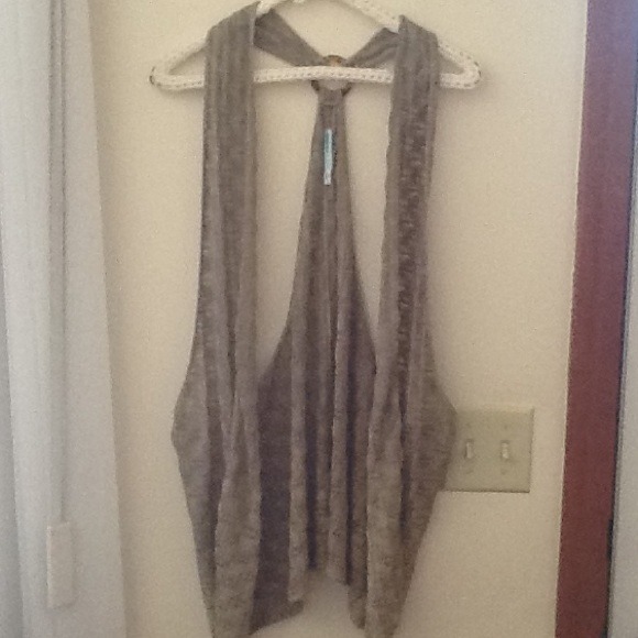 Sleeveless layering top
