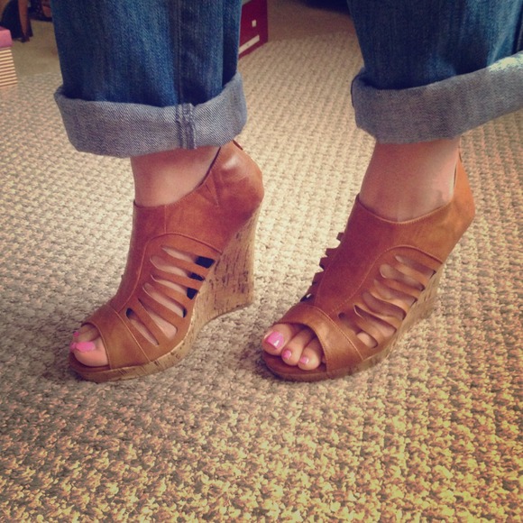 🚫SOLD !! Tan wedges!!!
