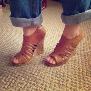 🚫SOLD !! Tan wedges!!!