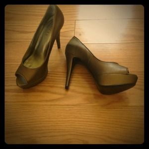 Brown/Gold Guess Peep Toe pumps