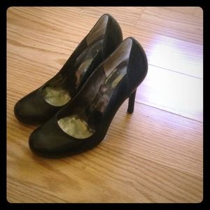 Guess black pumps