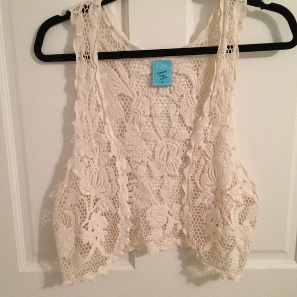 🚫SOLD🚫Francesca's crochet cream vest!