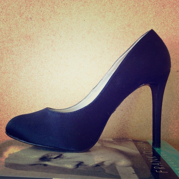SOLD! Vera Wang White Label Pumps