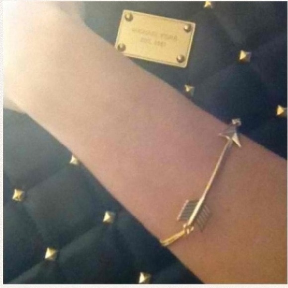 🔴SOLD🔴 Gold Arrow Bracelet! Last one! - Picture 2 of 3