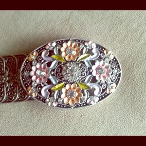 Silver belt with flower design buckle
