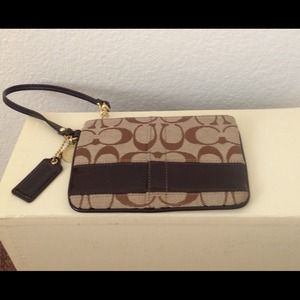 Coach wristlet 😍