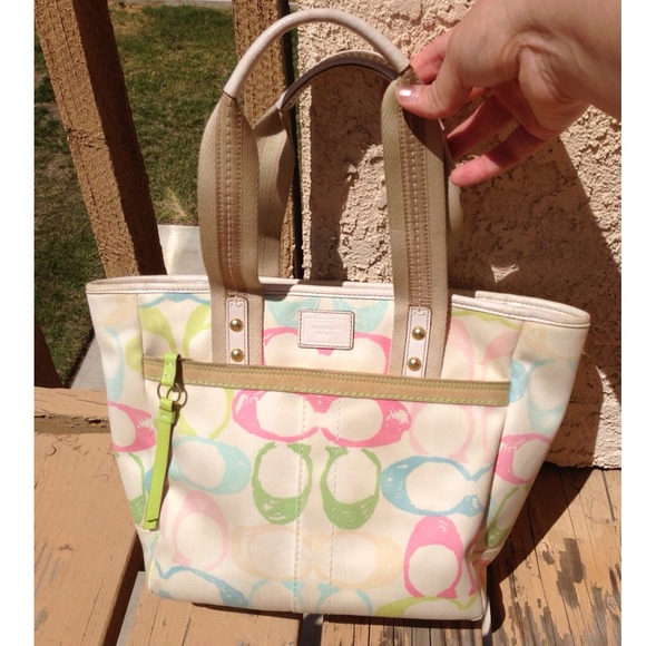 Coach Handbags - Authentic Coach Hampton's Tote!