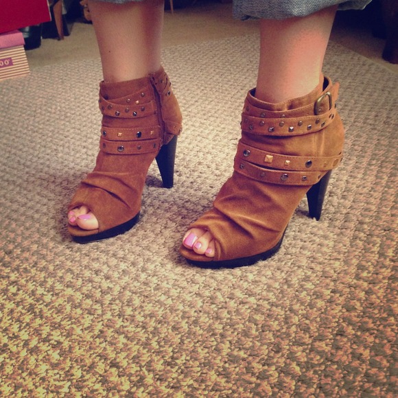 🚫🚫SOLD in a BUNDLE🚫🚫Tan studded peep toe heels