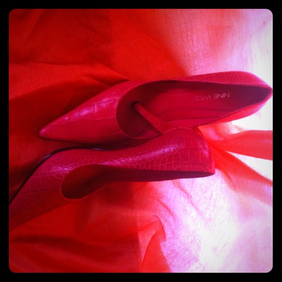 Nine West pink snake skin pumps