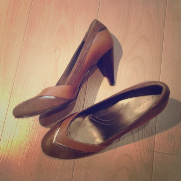 ELIE TAHARI Brown Leather Round Toe Pumps