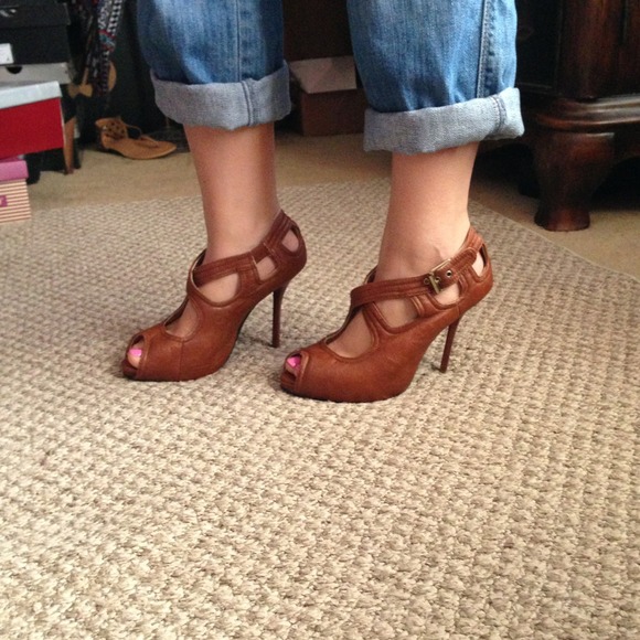 🚫🚫SOLD🚫🚫Tan peep toe heels