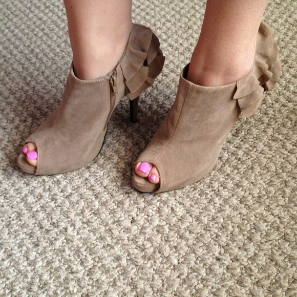 🚫🚫SOLD🚫🚫Qupid peep toe heels