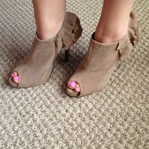 🚫🚫SOLD🚫🚫Qupid peep toe heels