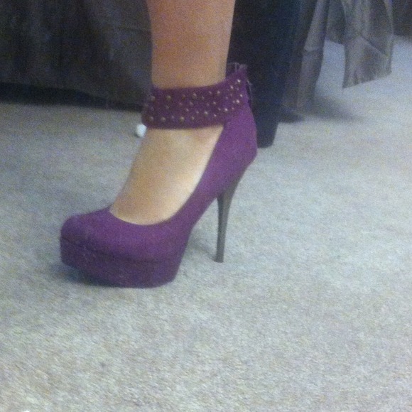 Purple pumps with a chrome heel - Picture 3 of 3