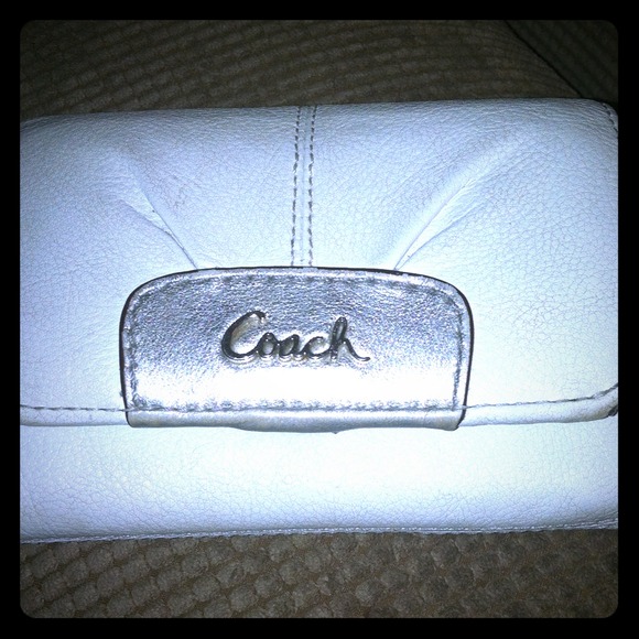 BUNDLED* White coach wallet. - Picture 1 of 3