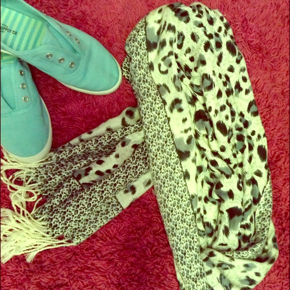 Black & White cheetah scarf - Picture 1 of 4