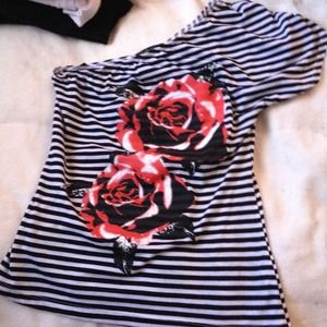 One-shoulder shortsleeve shirt