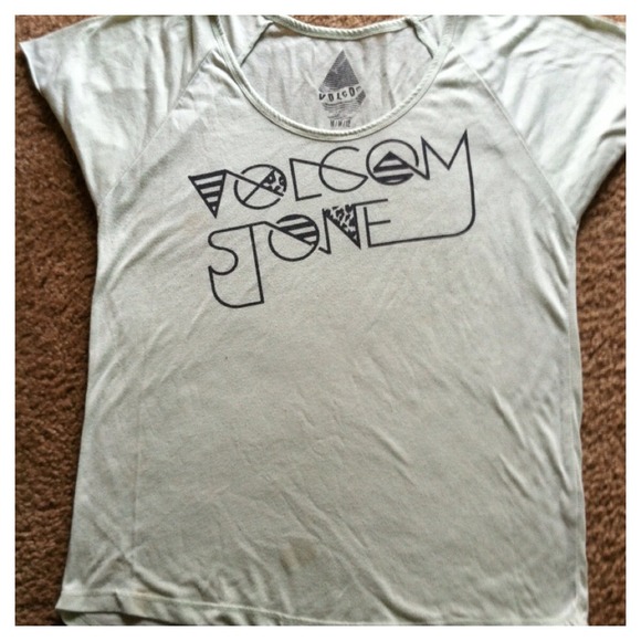 Cute volcom shirt