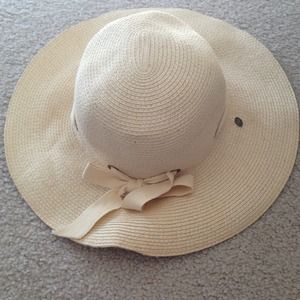 Cute hat for the summer.