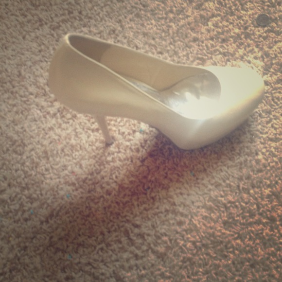 Nude pumps..never been worn before - Picture 1 of 3