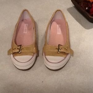 Girls Nine West Sneaker / Shoes size 1. NWOT