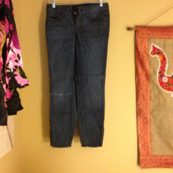 Authentic Guess Stretch Zip Caprees