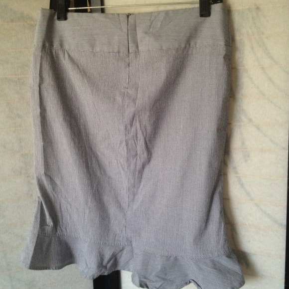 💥🔥💥 Rampage Pinstripe Ruffle Trumpet Skirt - Picture 4 of 4