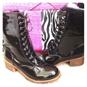 Blk shiny boots