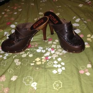 Micheal Kors brown leather clogs