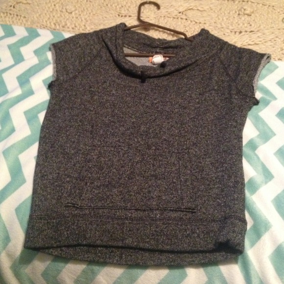 Short sleeve sweatshirt.