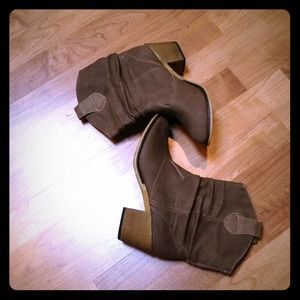 Light brown cowboy boots! BRAND NEW WITHOUT TAGS!!