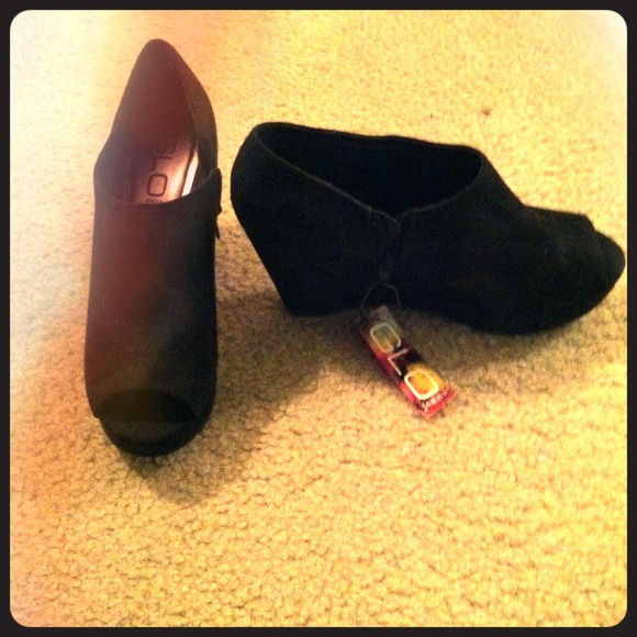 Black peep toe wedges