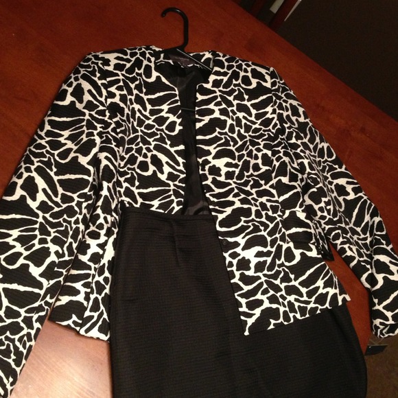 price ✂️ Brand new Liz Claiborne skirt suit set!