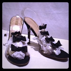 Colin Stuart illusion, black pumps.