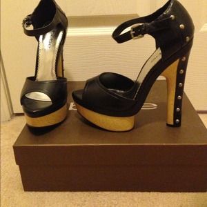 Bebe Cacia 1" platform 6" heels. Black Mat. New