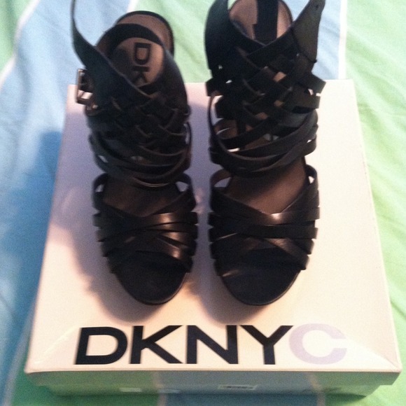 DKNY Shoes - Sale! DKNYC leather sandals