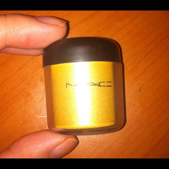 SOLD Mac Authentic Pigment in Golden Lemon